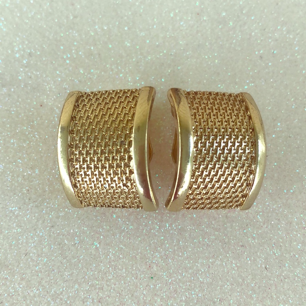GOLD TONE CLIP EARRINGS
